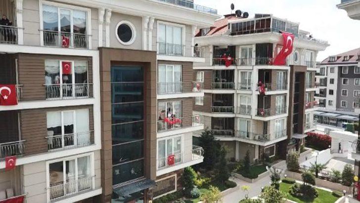 İstanbul'da çocuklar evlerinin penceresinde 23 Nisan'ı kutladı G2