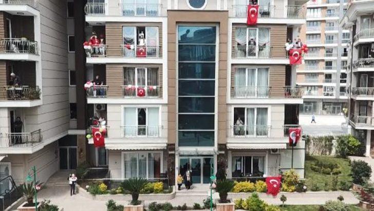 İstanbul'da çocuklar evlerinin penceresinde 23 Nisan'ı kutladı G4