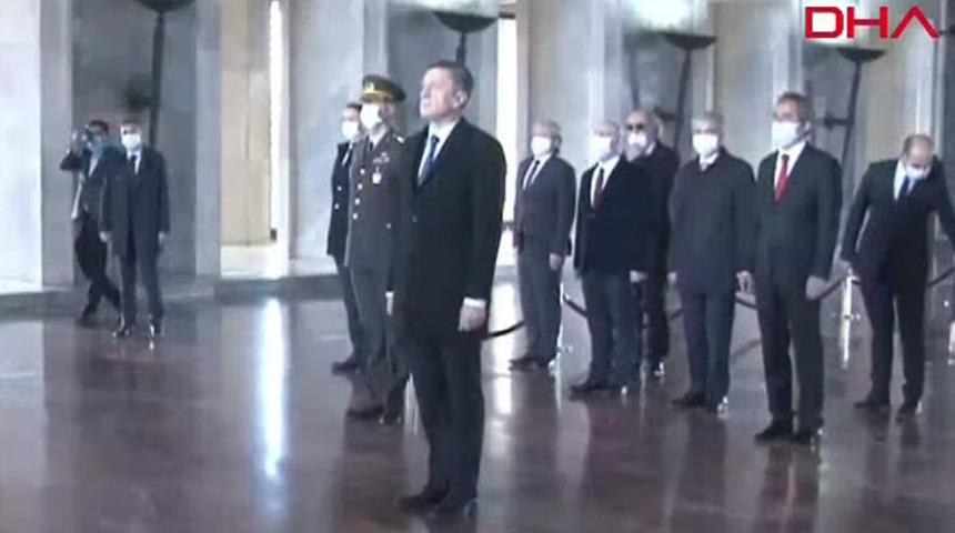 Milli Eğitim Bakanı Ziya Sel&ccedil;uk Anıtkabir'de