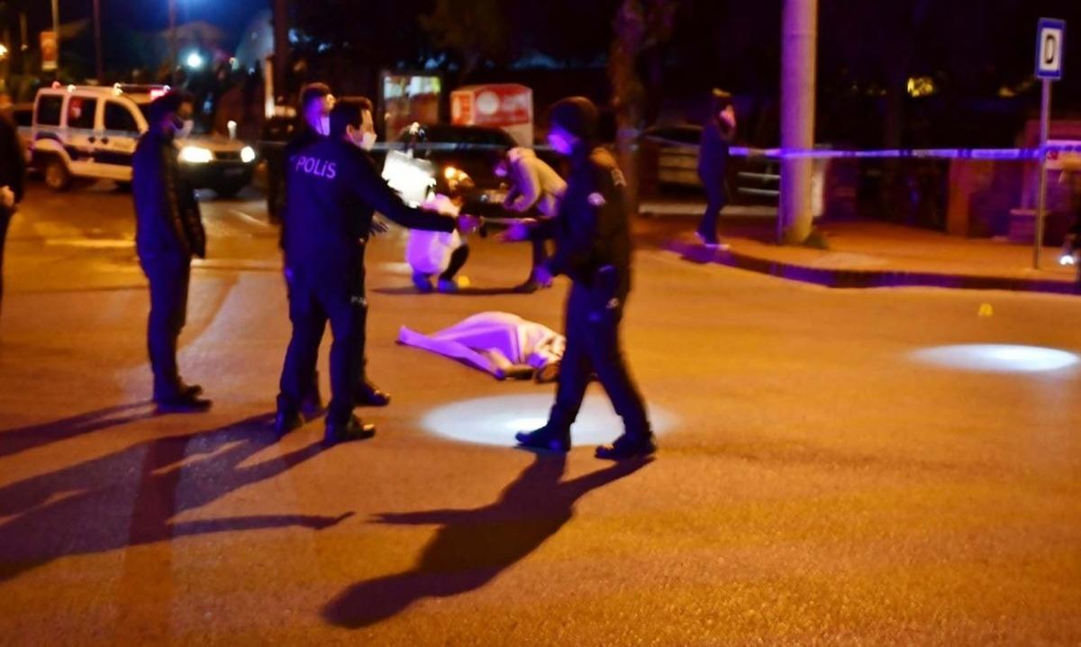 Akhisar'da belediye binası &ouml;n&uuml;nde infaz!