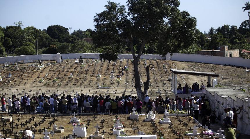 &Uuml;lkede toplu mezarlar kazılıyor!