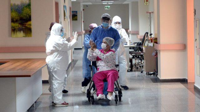 Malatya'da 72 yaşındaki bir hasta Covid-19'u yenerek taburcu oldu