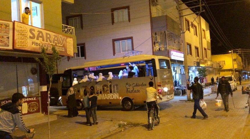 Kızıltepeliler belediyenin &uuml;st&uuml; a&ccedil;ık otob&uuml;s&uuml;nde moral buldu