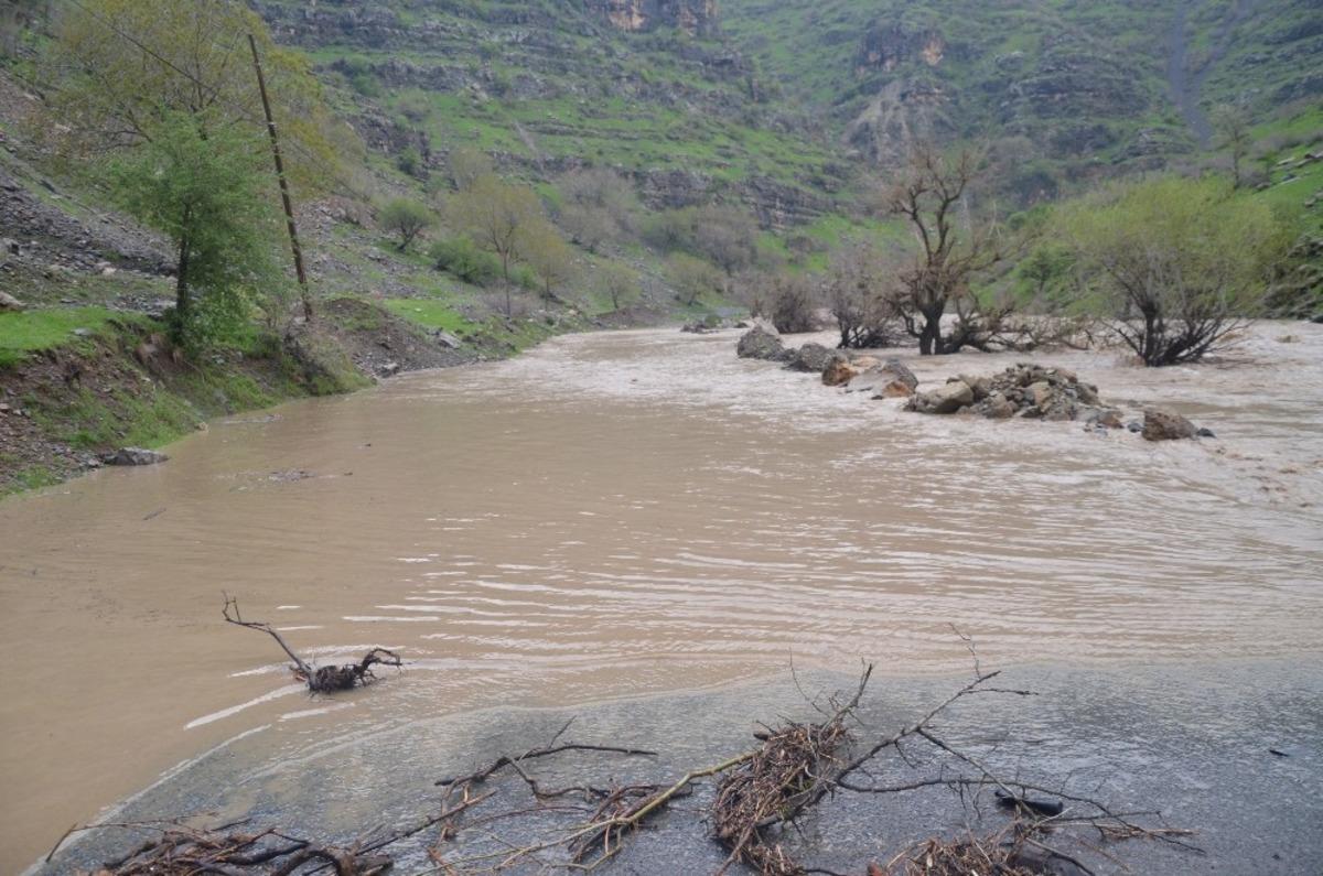 Sağanak yağış il&ccedil;e yolunu ulaşıma kapattı