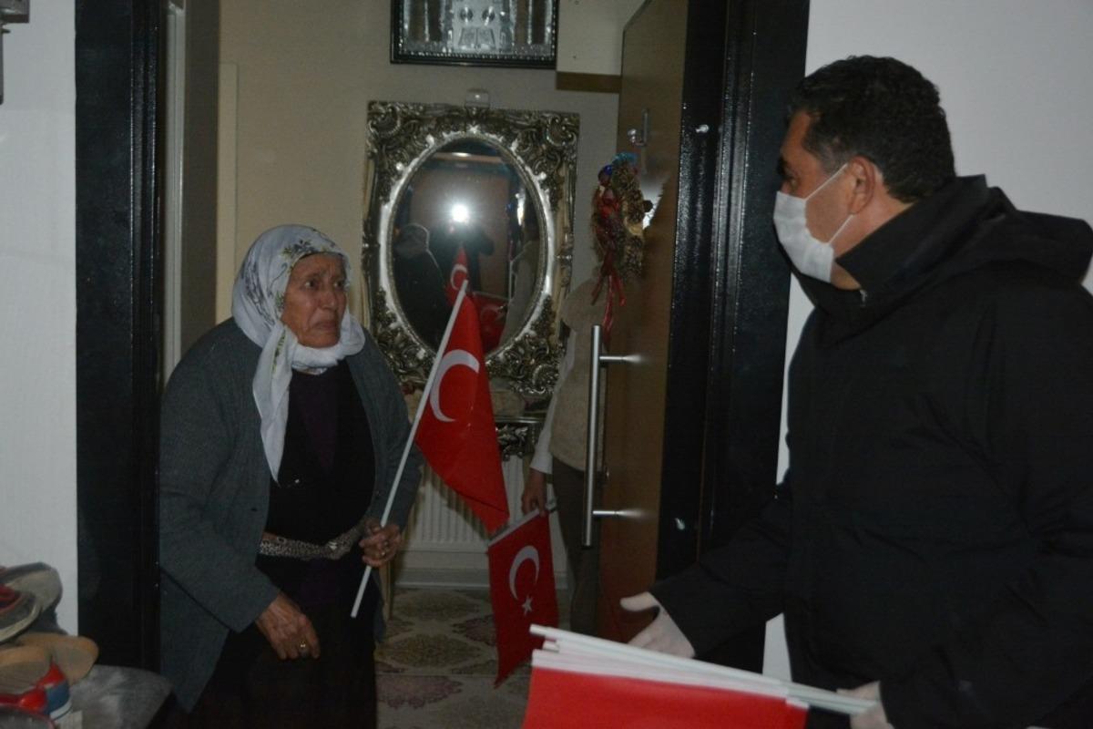 Başkan Demir 23 Nisan&rsquo;da &ccedil;ocukları evde sevindirdi