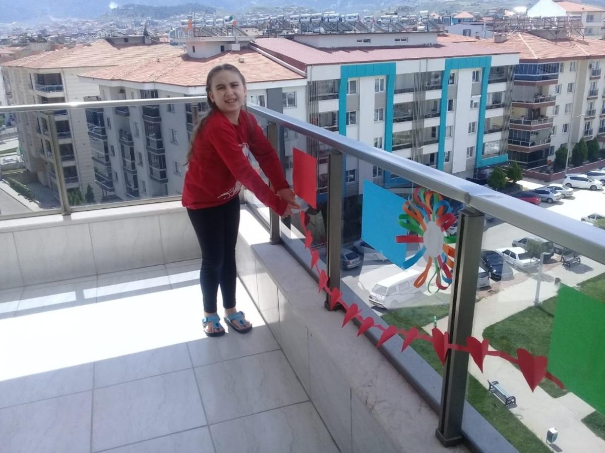 &Ouml;ğrencileriyle birlikte 23 Nisan&rsquo;ı uzaktan kutladı