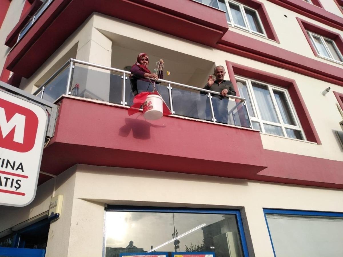 Yavuzeli İl&ccedil;e Kaymakamı Taşkın maske ve T&uuml;rk bayrağı dağıttı