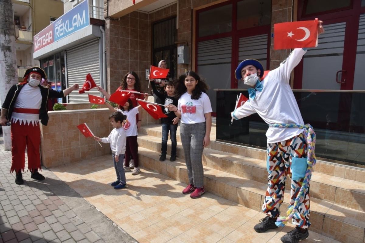 İzmitli &ccedil;ocuklara 23 Nisan coşkusu bando takımı ile yaşatıldı