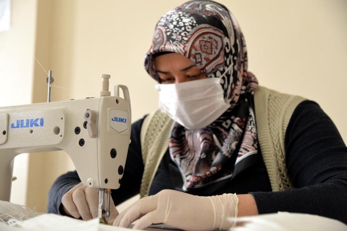 G&ouml;n&uuml;ll&uuml; usta &ouml;ğretici ve kursiyerler makine başında