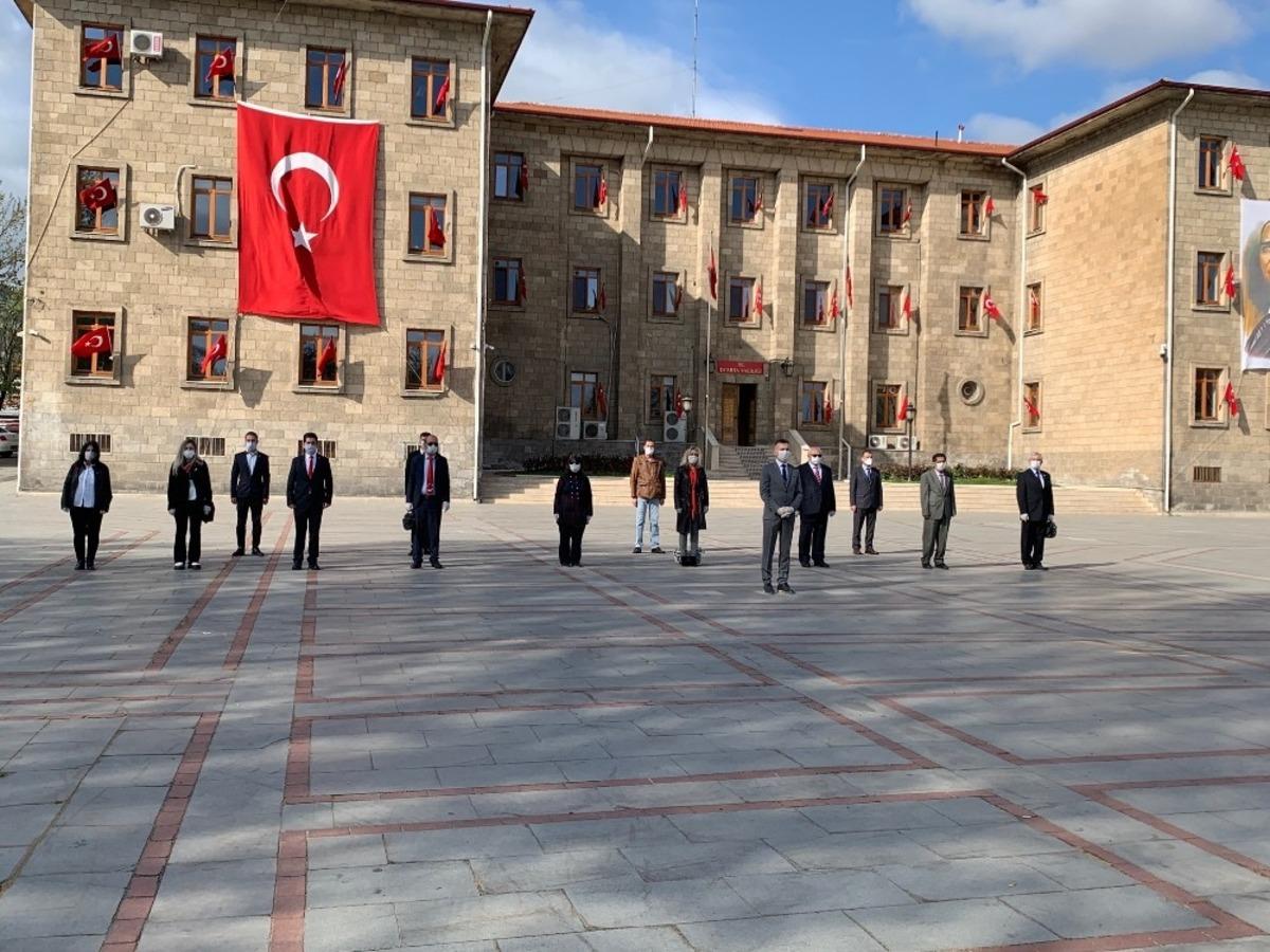 Isparta&rsquo;da maskeli ve sosyal mesafeli 23 Nisan t&ouml;reni