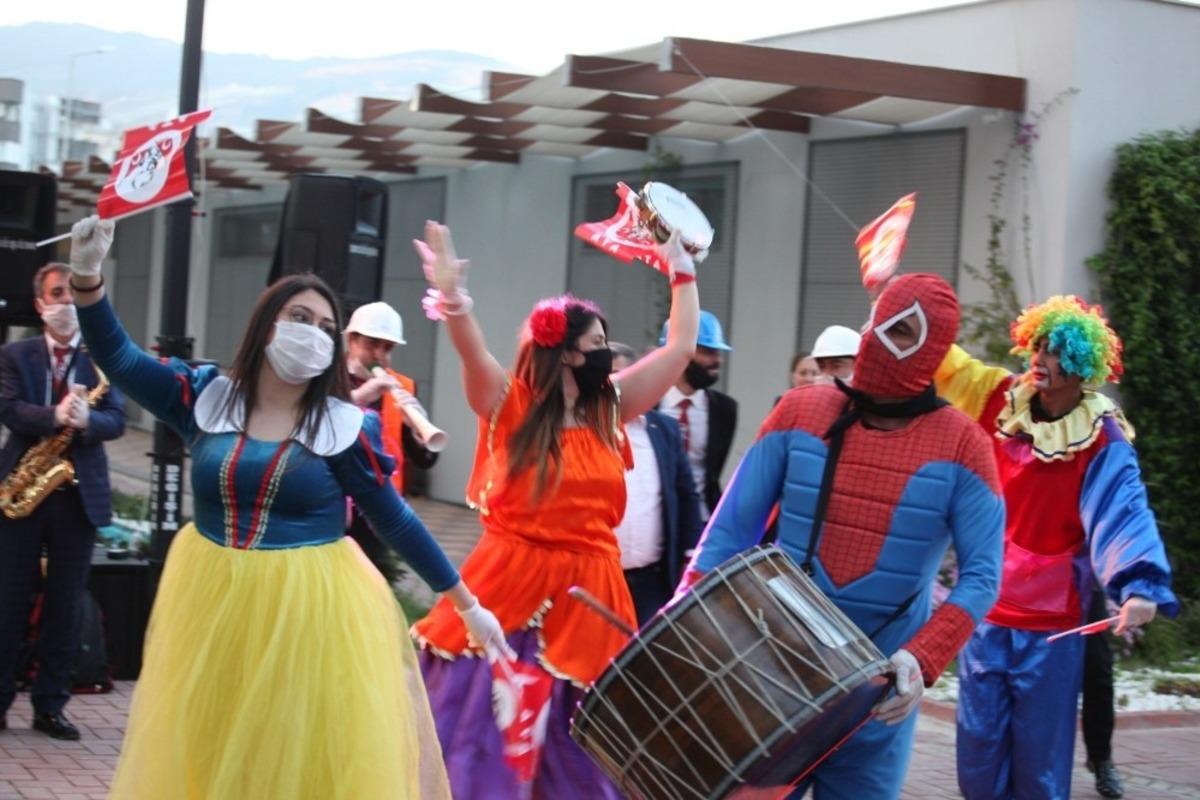 S&ouml;keli &ccedil;ocuklara bayyram jesti