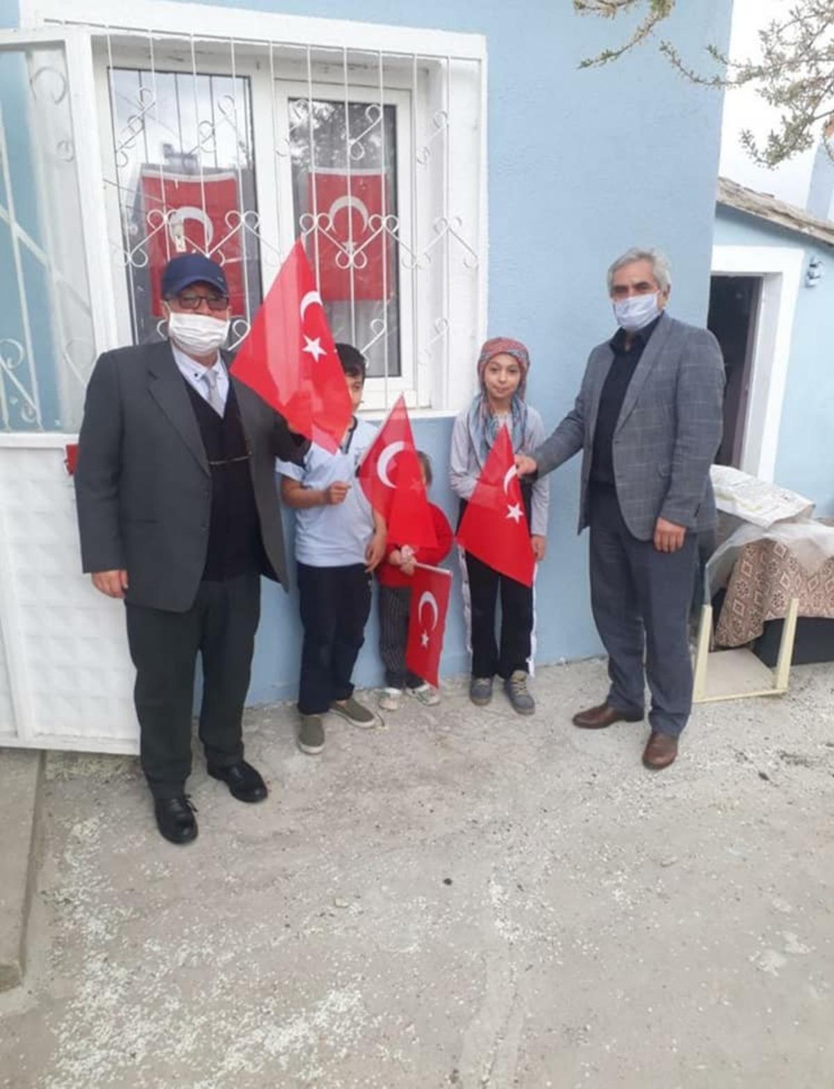 Dumlupınar Belediyesi T&uuml;rk bayrağı dağıttı