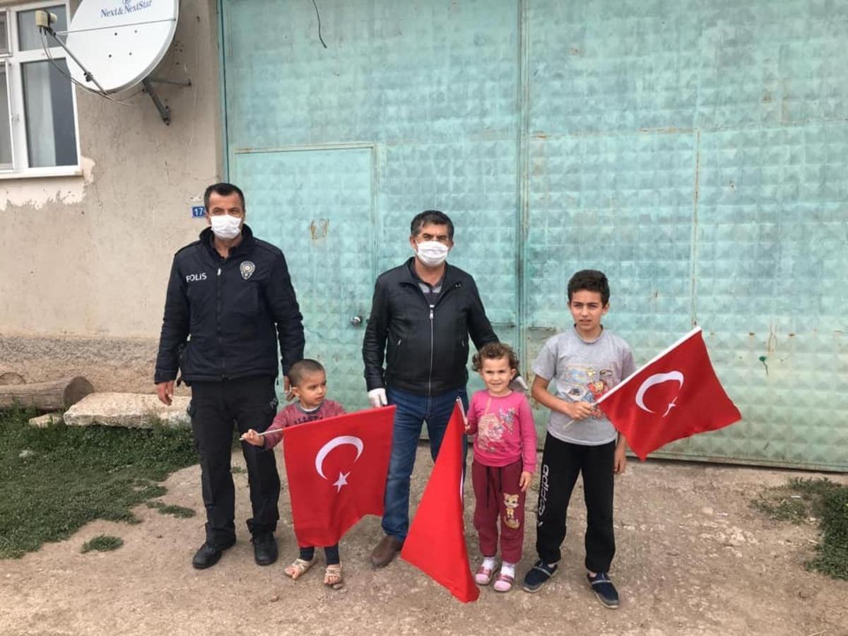 Aslanapa Kaymakamlığı&rsquo;ndan her &ccedil;ocuğa bir bayrak