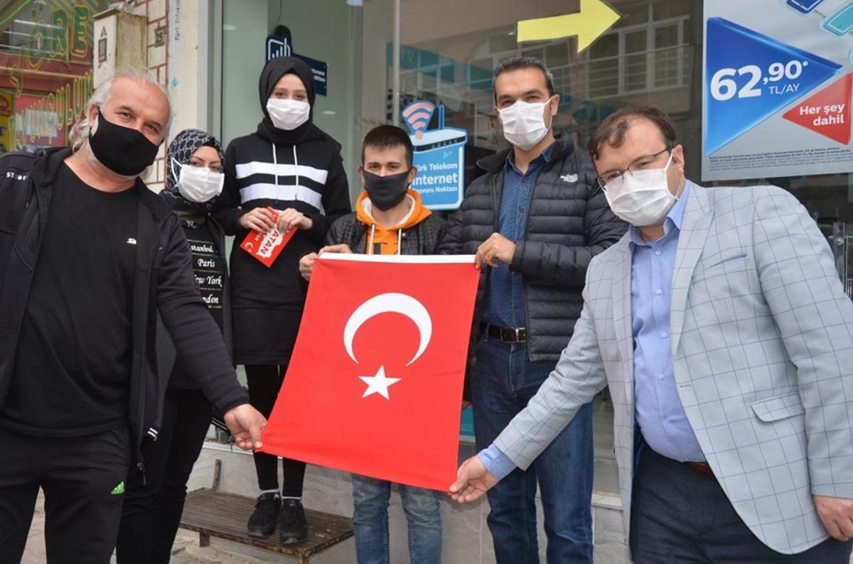 Emet Belediyesi esnaflara T&uuml;rk bayrağı dağıttı