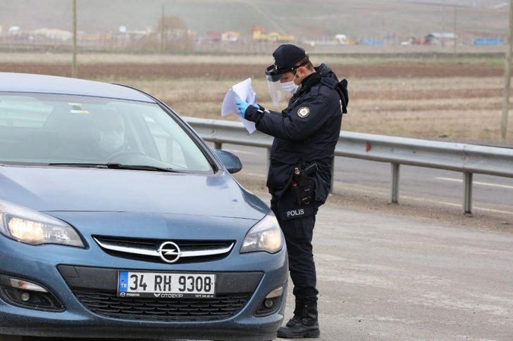 Erzurum’a sahte izin belgesi ile giriş yapmak isteyen 90 kişiye ceza kesildi G1