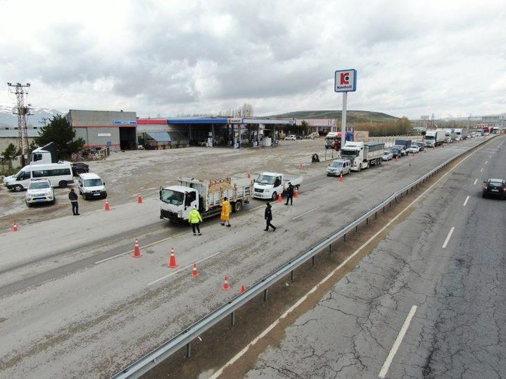 Erzurum’a sahte izin belgesi ile giriş yapmak isteyen 90 kişiye ceza kesildi G2