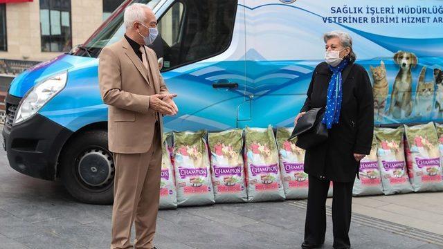 Sokak hayvanlarına yiyecek