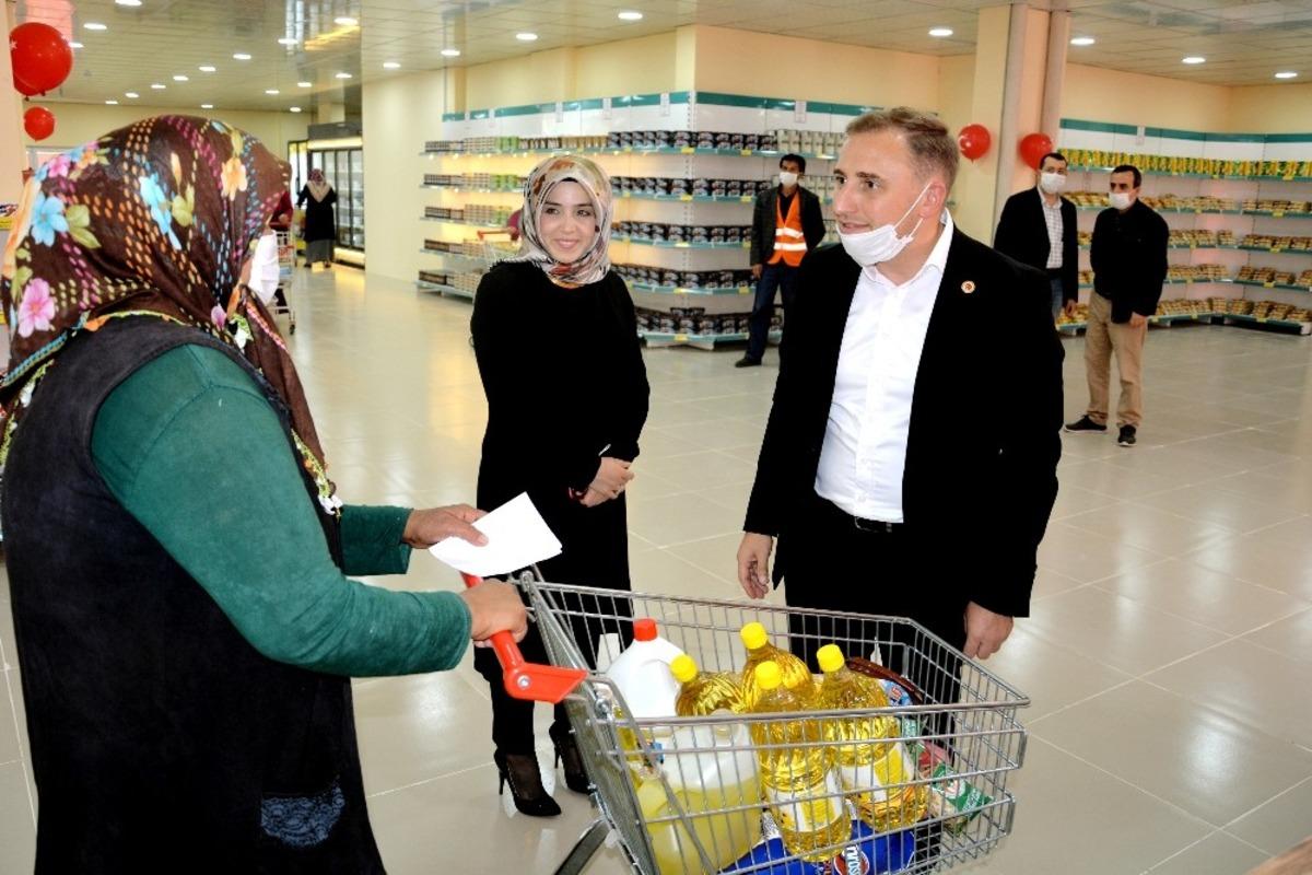 Kaymakam Mutlu ihtiya&ccedil; sahibi ailelerin y&uuml;z&uuml;n&uuml; g&uuml;ld&uuml;r&uuml;yor