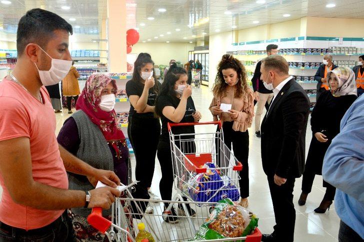 Kaymakam Mutlu ihtiyaç sahibi ailelerin yüzünü güldürüyor G2