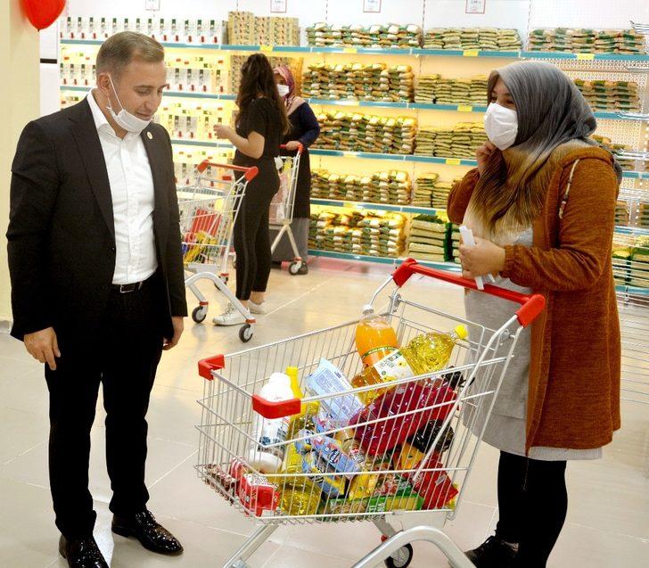 Kaymakam Mutlu ihtiyaç sahibi ailelerin yüzünü güldürüyor G3