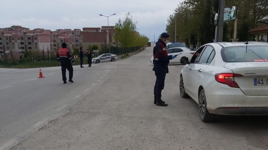 Jandarma aranan 9 kişiyi huzur denetiminde yakaladı