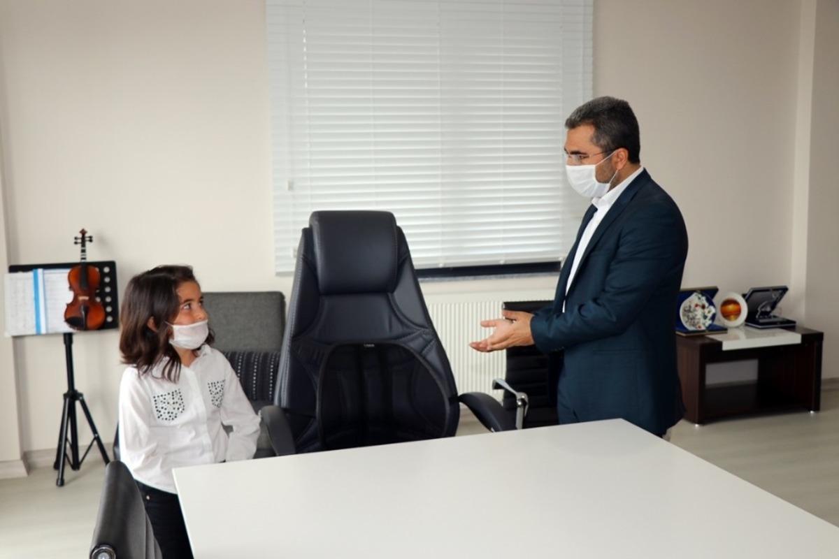 Makam koltuğunu 23 Nisan i&ccedil;in &ccedil;ocuğun evine taşıdı