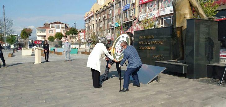 Sakarya’da sosyal mesafeye uyularak çelenk sunma töreni düzenlendi G1