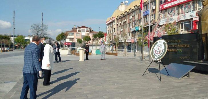 Sakarya’da sosyal mesafeye uyularak çelenk sunma töreni düzenlendi G2