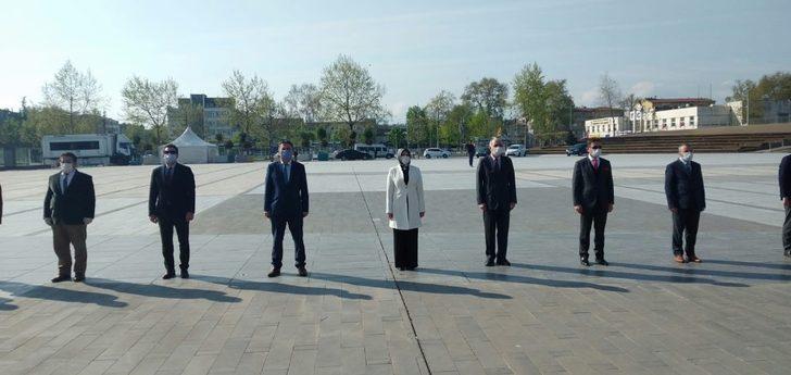 Sakarya’da sosyal mesafeye uyularak çelenk sunma töreni düzenlendi G3