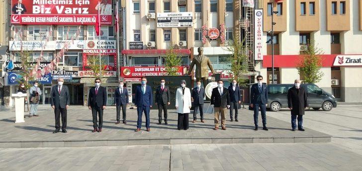 Sakarya’da sosyal mesafeye uyularak çelenk sunma töreni düzenlendi G4