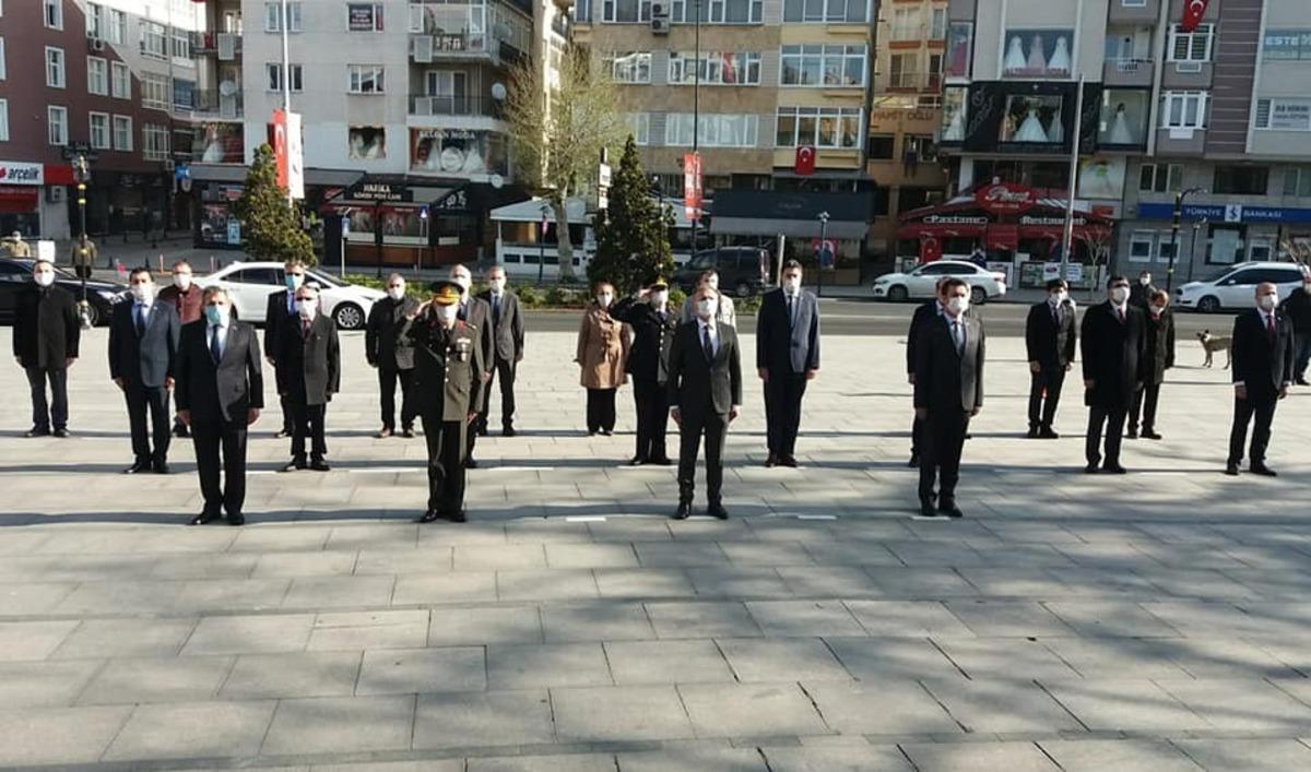 &Ccedil;orlu&rsquo;da Atat&uuml;rk anıtına &ccedil;elenk sunuldu
