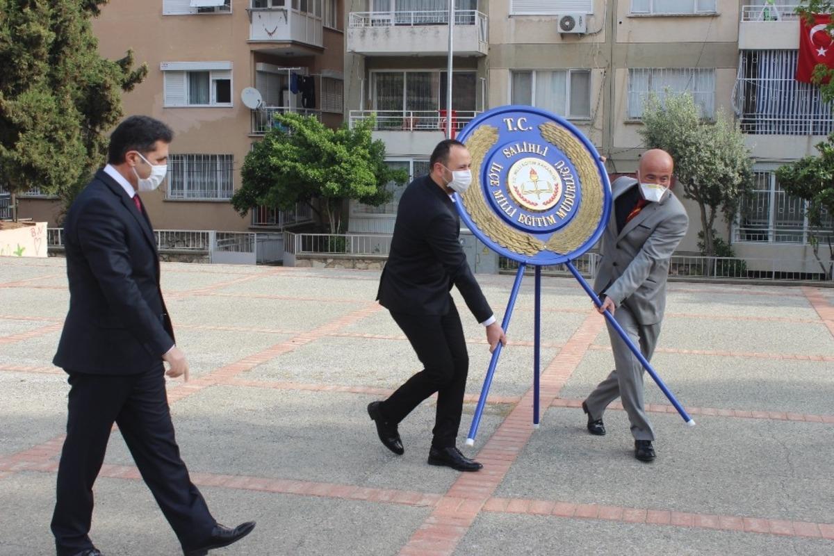 Maskeli ve sosyal mesafeli 23 Nisan t&ouml;reni