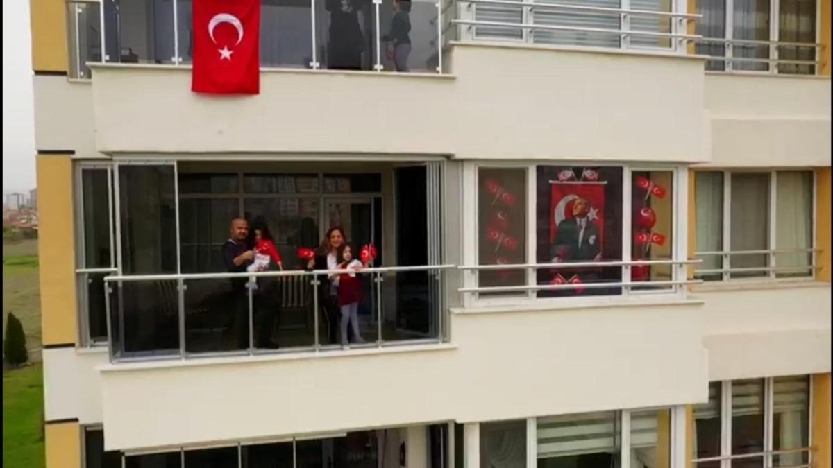Kayseri&rsquo;de balkonlarda 23 Nisan coşkusu