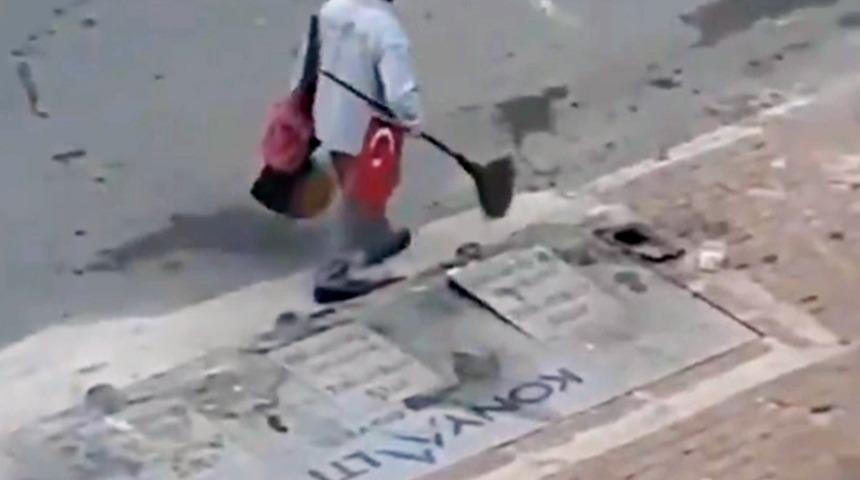 Yerde olduğunu fark edince... Temizlik işçisinden takdir toplayan hareket