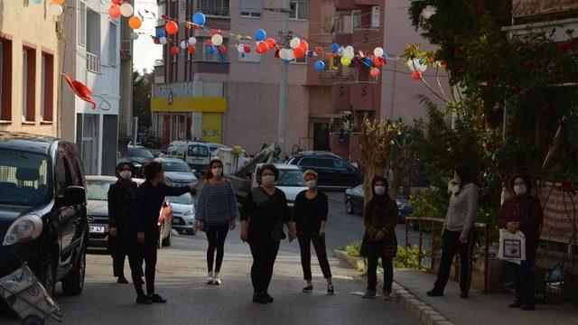 Dışarı çıkamayan çocukları için sokağı süslediler