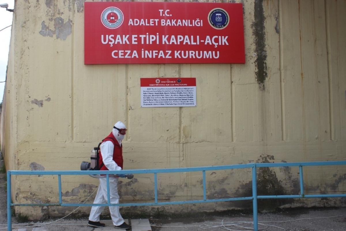 Uşak cezaevinde dezenfekte işlemleri s&uuml;r&uuml;yor