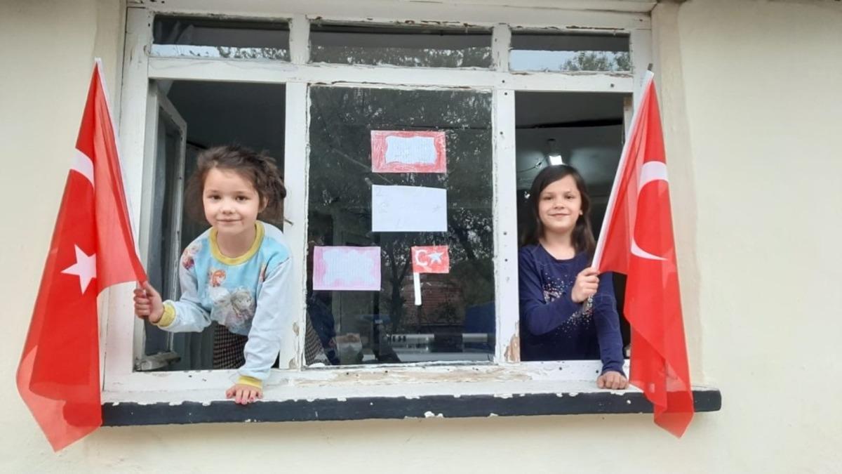 Pazaryeri Belediye ekipleri her eve bayrak dağıttı