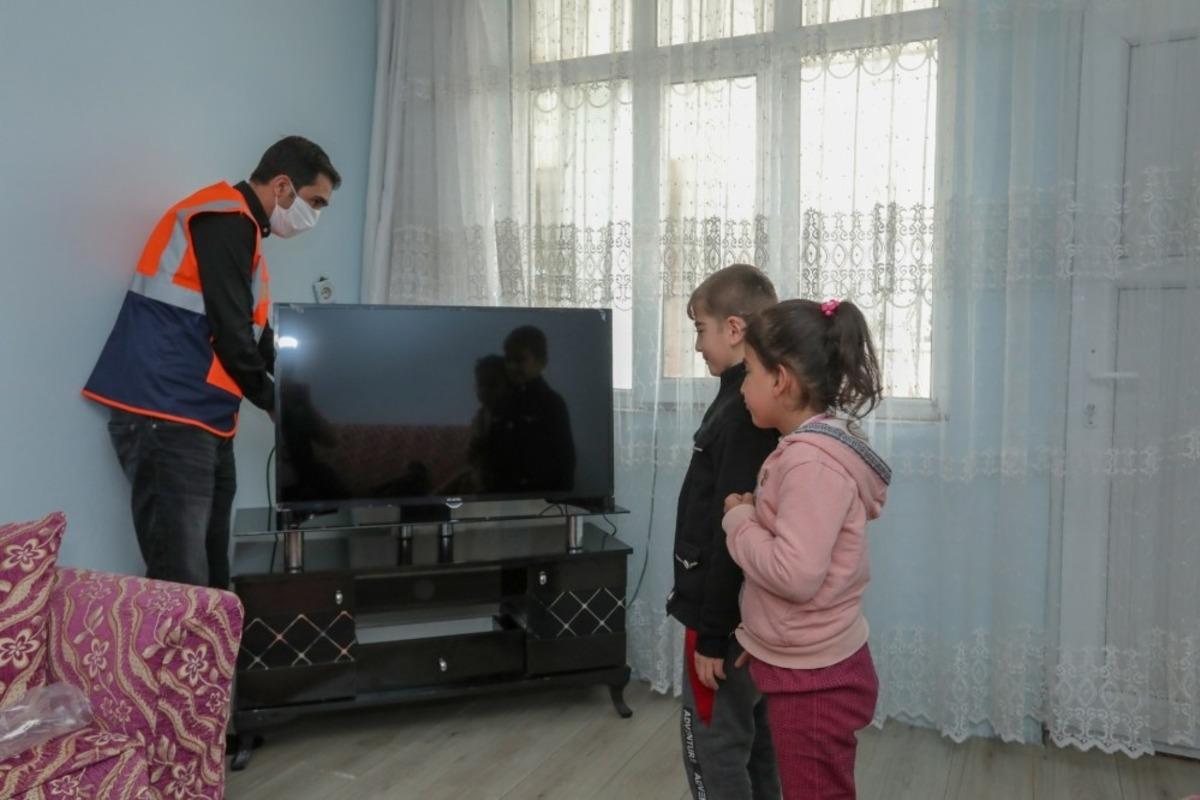 Kaymakam Aslan g&ouml;n&uuml;llere dokunmaya devam ediyor