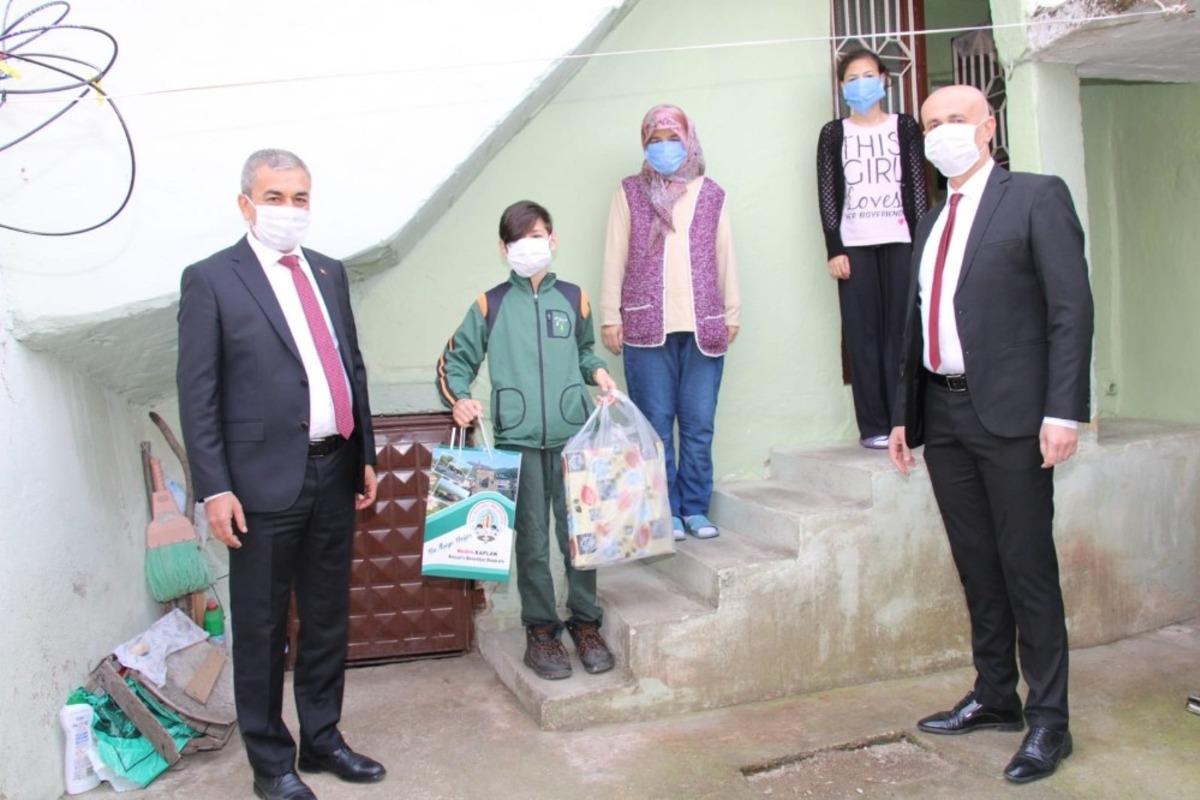 Başkan Kaplan ve Milli Eğitim M&uuml;d&uuml;r&uuml; Arıkoğlu&rsquo;ndan sevindiren 23 Nisan ziyareti