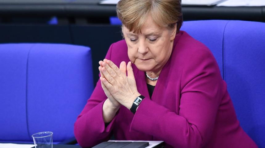 Merkel: Salgınla uzun süre yaşamak zorunda kalacağız