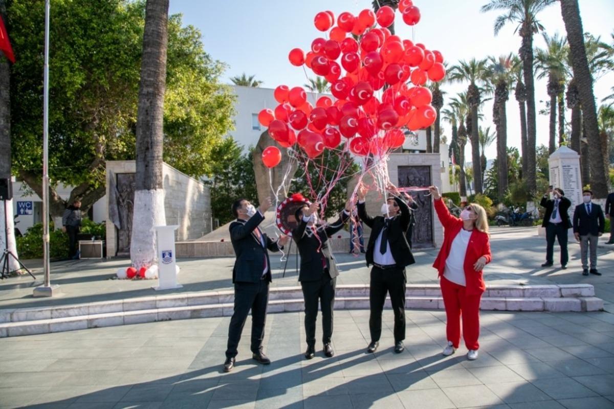 &Ccedil;ocuklar i&ccedil;in g&ouml;ky&uuml;z&uuml;ne balon bıraktılar