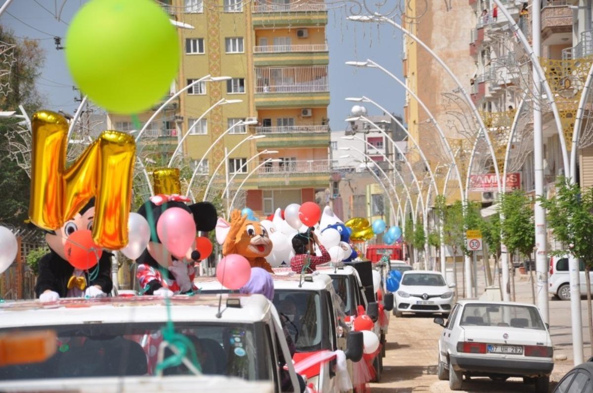Kızıltepe&rsquo;de 23 Nisan kortejine vatandaşlar balkonlarından eşlik etti