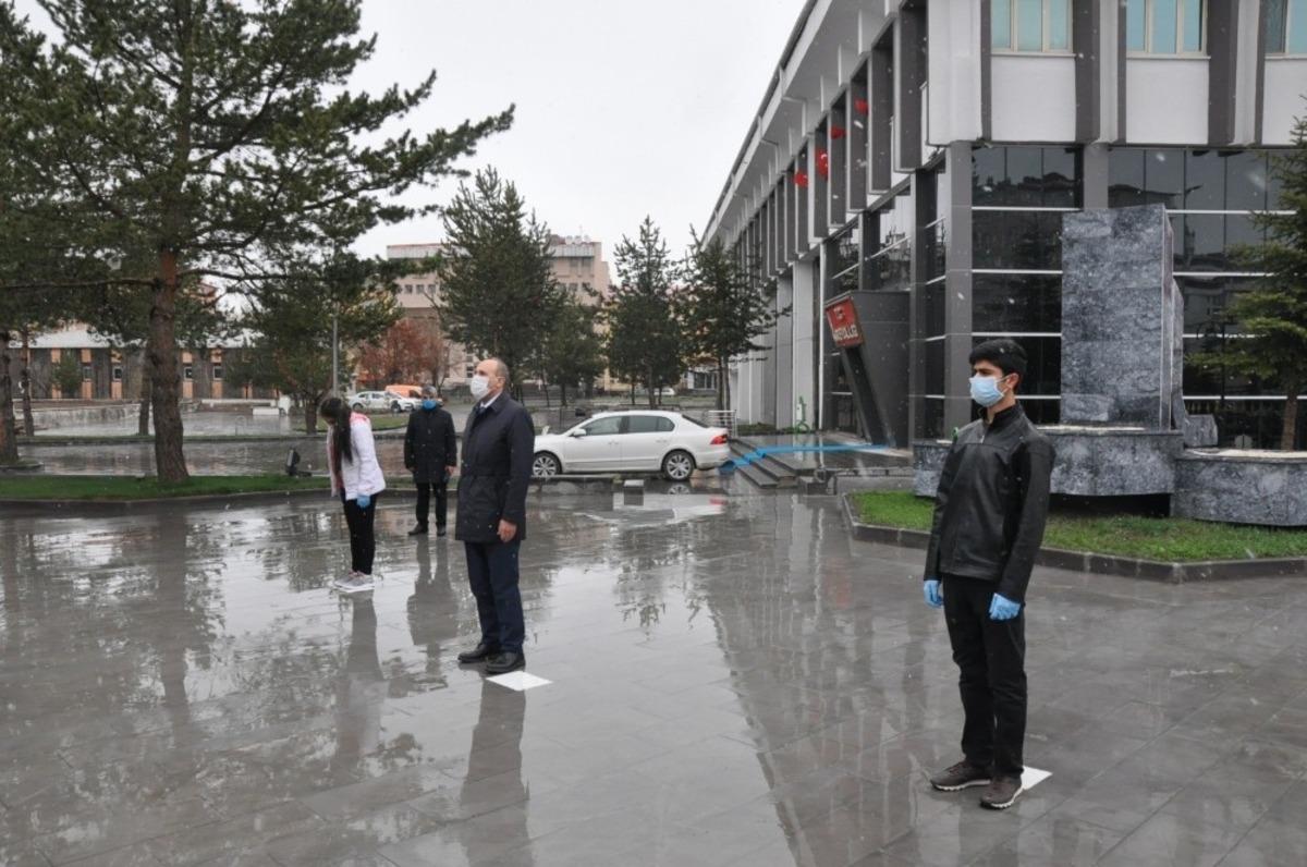 Kars&rsquo;ta korona vir&uuml;s &ouml;nlemli 23 Nisan programı d&uuml;zenlendi
