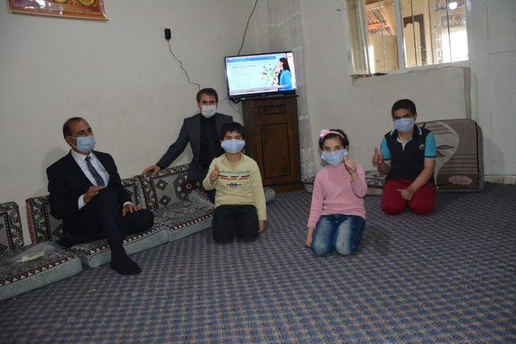 Patnos’ta uzaktan eğitim alamayan çocuklara televizyon hediye edildi G4