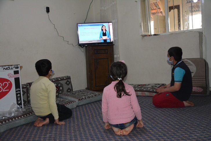 Patnos’ta uzaktan eğitim alamayan çocuklara televizyon hediye edildi G5