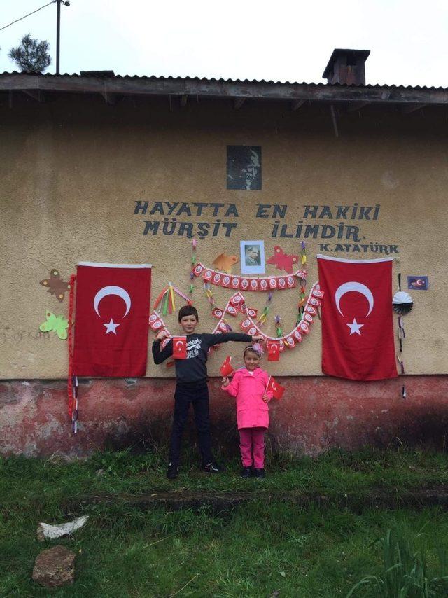 Eski okul binasını süsleyip 23 Nisan coşkusunu yaşattılar