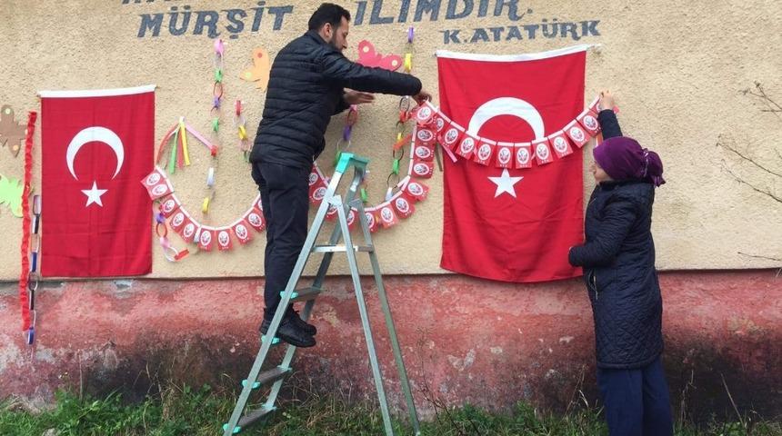 Eski okul binasını süsleyip 23 Nisan coşkusunu yaşattılar