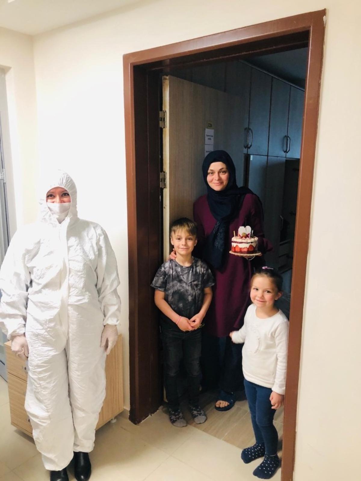 Giresun&rsquo;da karantinada bulunan 5 yaşındaki Elisa&rsquo;ya doğum g&uuml;n&uuml; s&uuml;rprizi