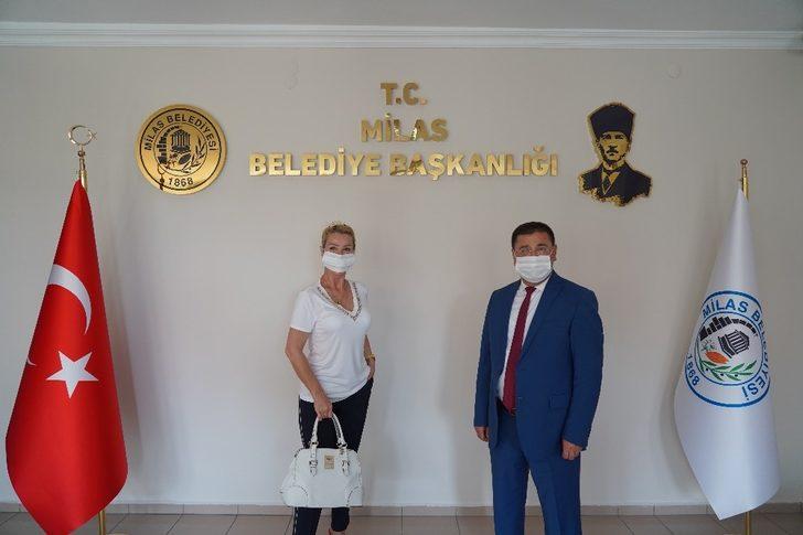 Sanatçı Seda Sayan’dan belediyeye ziyaret G4