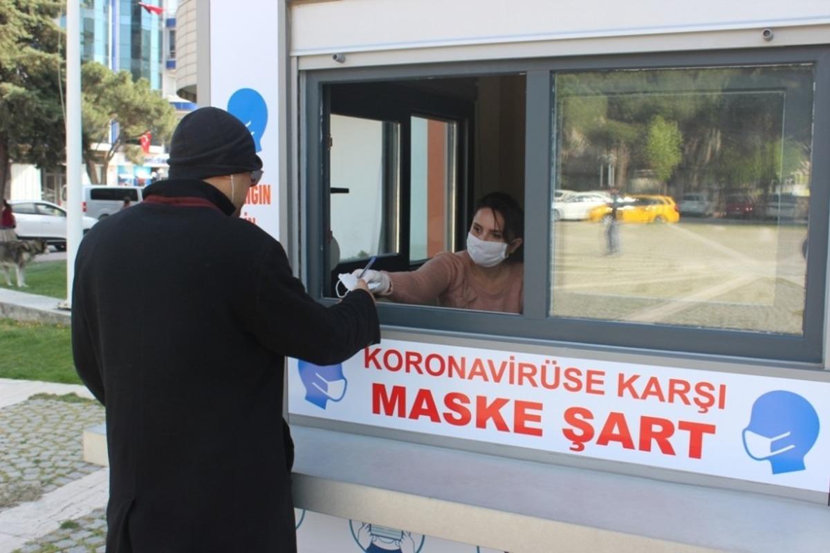 Burhaniye&rsquo;de Belediye Maske Dağıtım Noktası kurdu